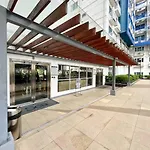 Modern 2-Bedroom Suite For 5 Across Moa