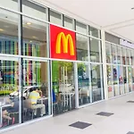 Luxurious Condo-Hotel Across Airport Terminal-3