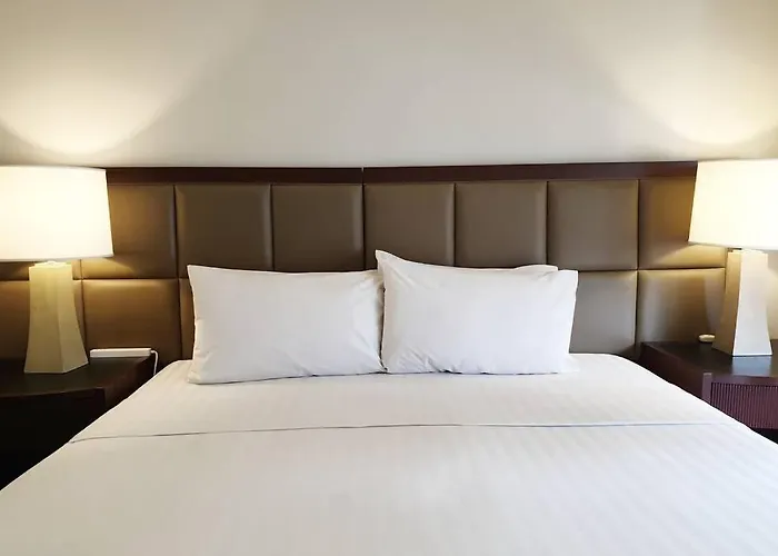 Stay At The Olympia, Prime Makati Location Near Ayala Triangle Gardens -Free Wifi And Pool Use