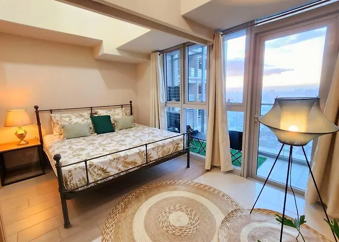 Bgc Uptown Parksuites King Bed With Balcony Sunset And City View