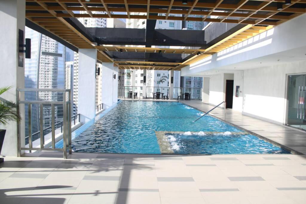 A2j Luxury Bgc Balcony Near Sm Aura Taguig Apartment