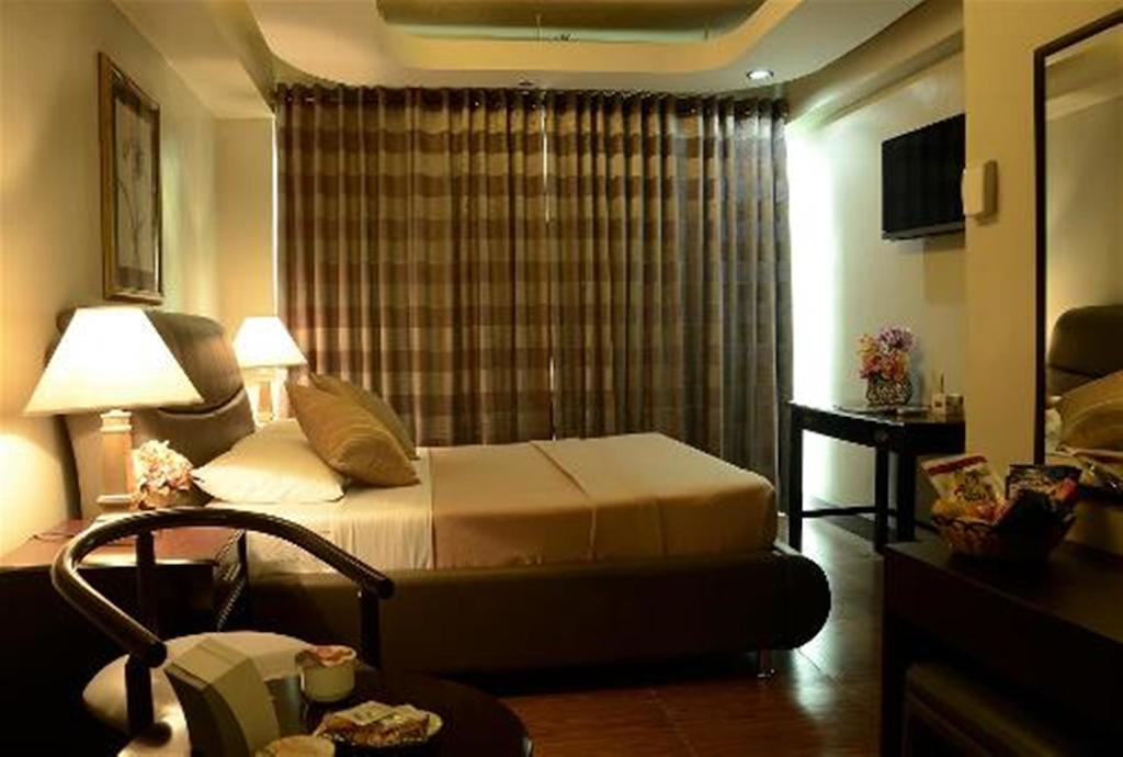 Hotel Silver Oaks &