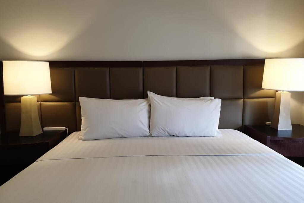 At The Olympia, Prime Makati Location Near Ayala Triangle Gardens -free Wifi And Pool Use * Manila