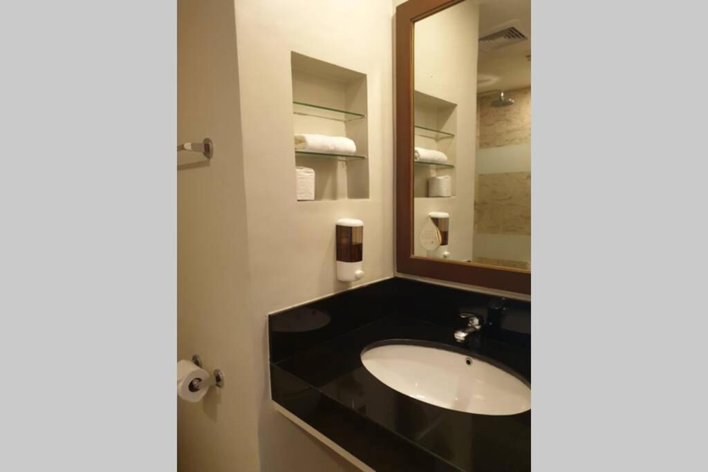 Apartment At The Olympia, Prime Makati Location Near Ayala Triangle Gardens -free Wifi And Pool Use *
