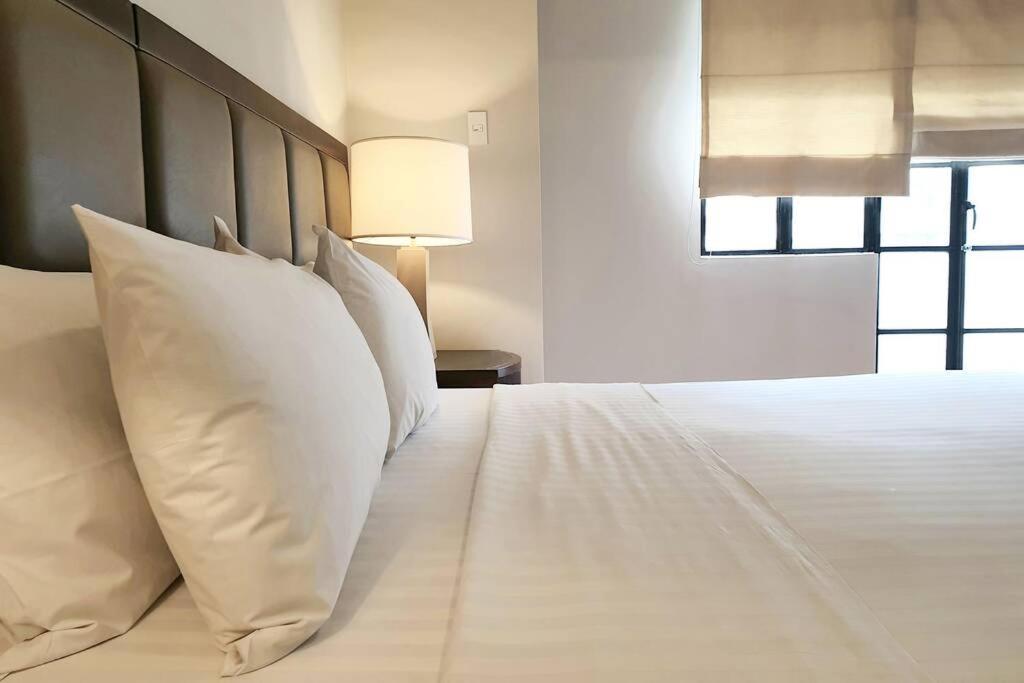 At The Olympia, Prime Makati Location Near Ayala Triangle Gardens -free Wifi And Pool Use