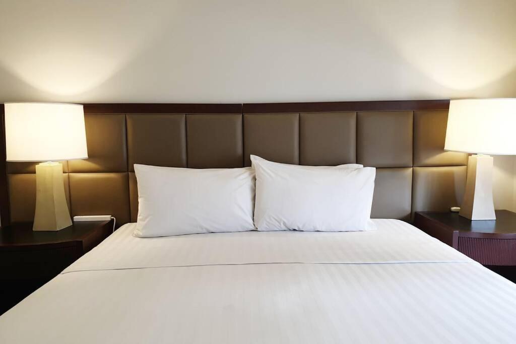 At The Olympia, Prime Makati Location Near Ayala Triangle Gardens -free Wifi And Pool Use Apartment Manila