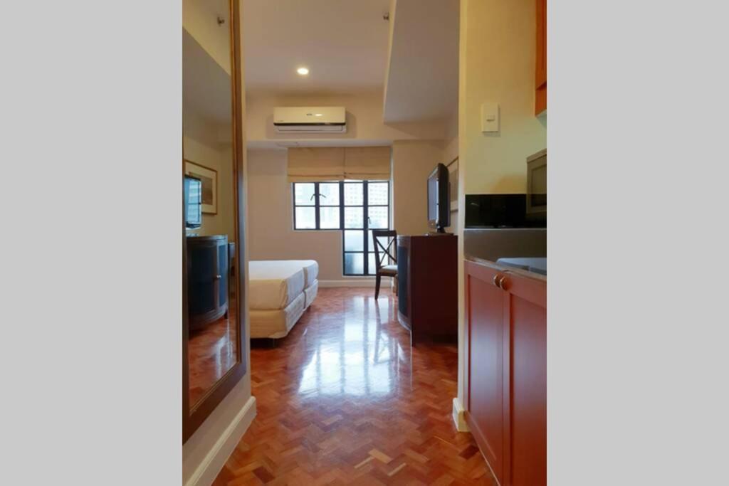 Apartment At The Olympia, Prime Makati Location Near Ayala Triangle Gardens -free Wifi And Pool Use *