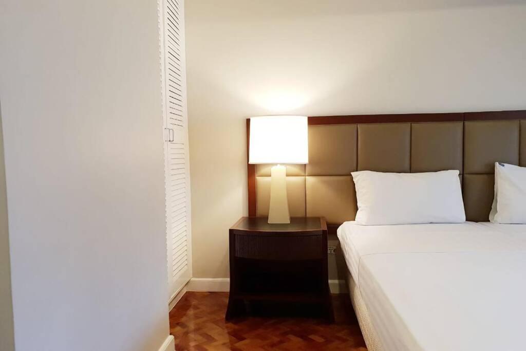 At The Olympia, Prime Makati Location Near Ayala Triangle Gardens -free Wifi And Pool Use *