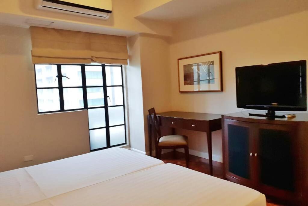 At The Olympia, Prime Makati Location Near Ayala Triangle Gardens -free Wifi And Pool Use * Manila