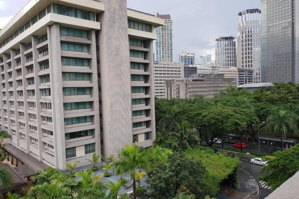 Apartment At The Olympia, Prime Makati Location Near Ayala Triangle Gardens -free Wifi And Pool Use Manila