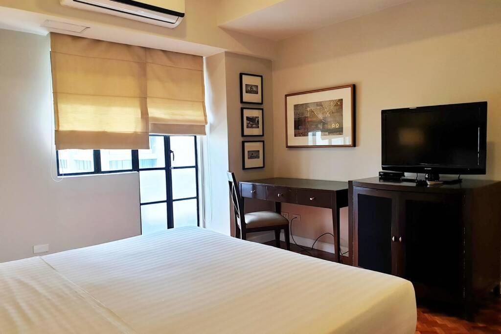 At The Olympia, Prime Makati Location Near Ayala Triangle Gardens -free Wifi And Pool Use * Manila