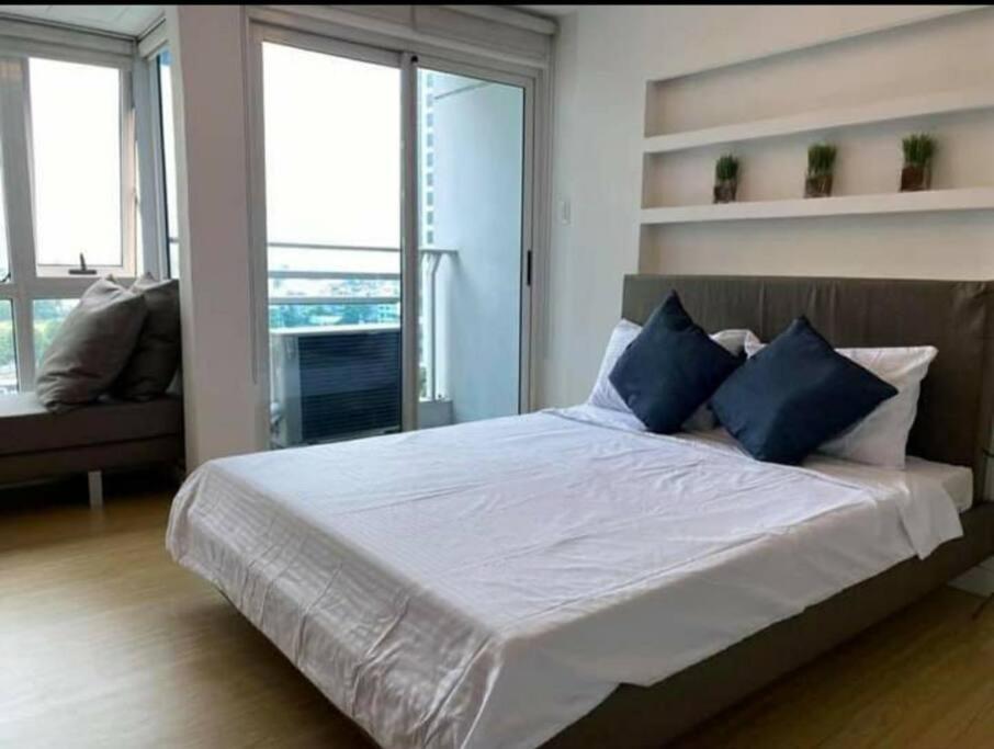 A2j Luxury 1br Bgc Balcony Near Burgoscircle Apartment