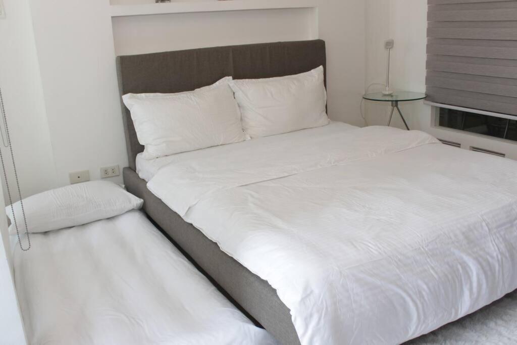 A2j Luxury 1br Bgc Balcony Near Burgoscircle Apartment
