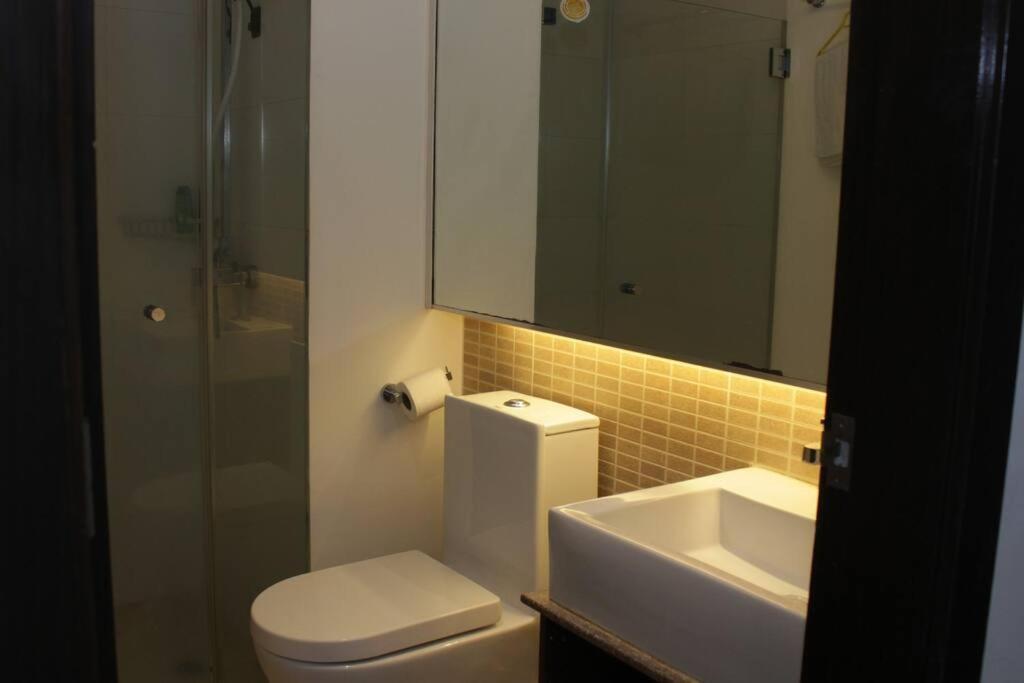 A2j Luxury 1br Bgc Balcony Near Burgoscircle Apartment Manila