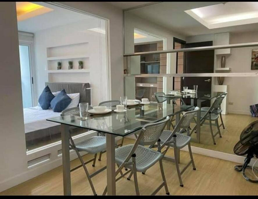 A2j Luxury 1br Bgc Balcony Near Burgoscircle Manila