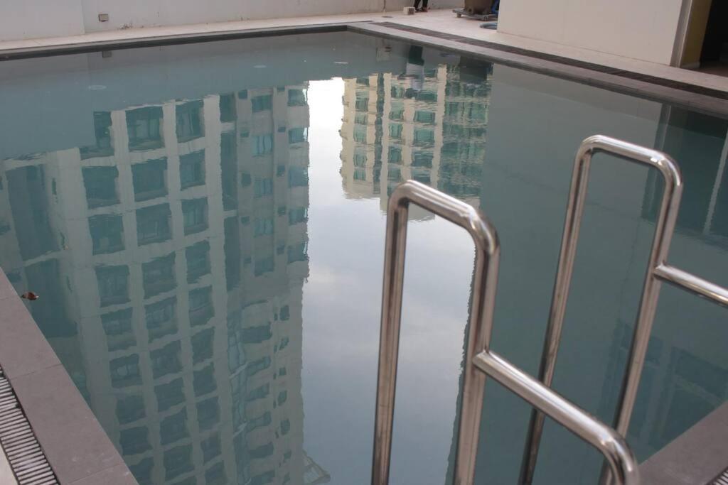 A2j Luxury 1br Bgc Balcony Near Burgoscircle