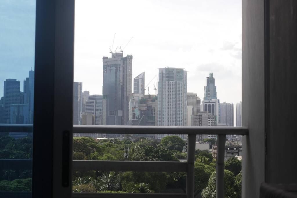 A2j Luxury 1br Bgc Balcony Near Burgoscircle Manila