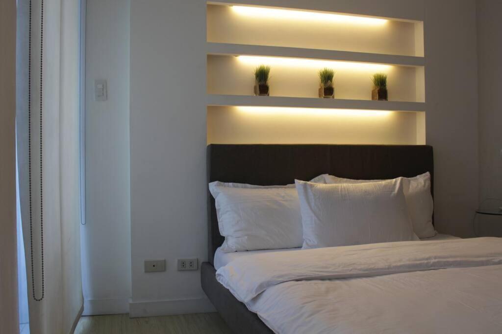 A2j Luxury 1br Bgc Balcony Near Burgoscircle Apartment