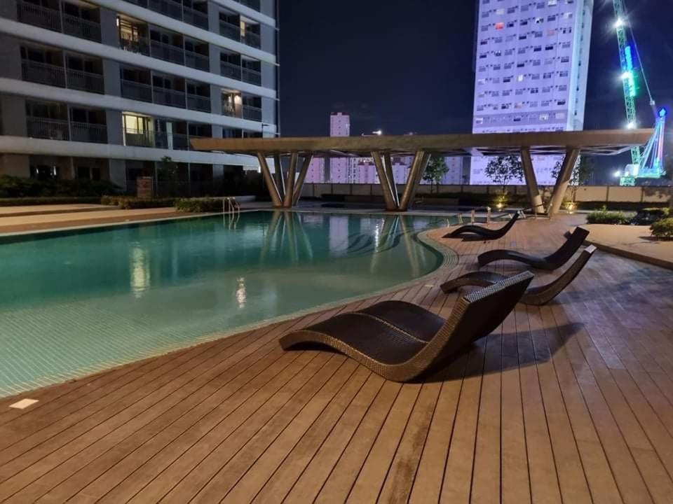 Comfortable 1-bedroom Unit With Balcony At Fame Residences *