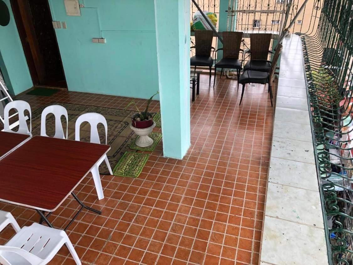 The Mansion - Backpackers Near Airport Apartment *