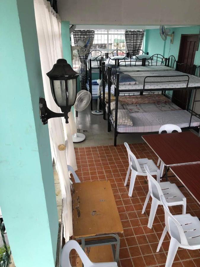 The Mansion - Backpackers Near Airport Apartment Manila