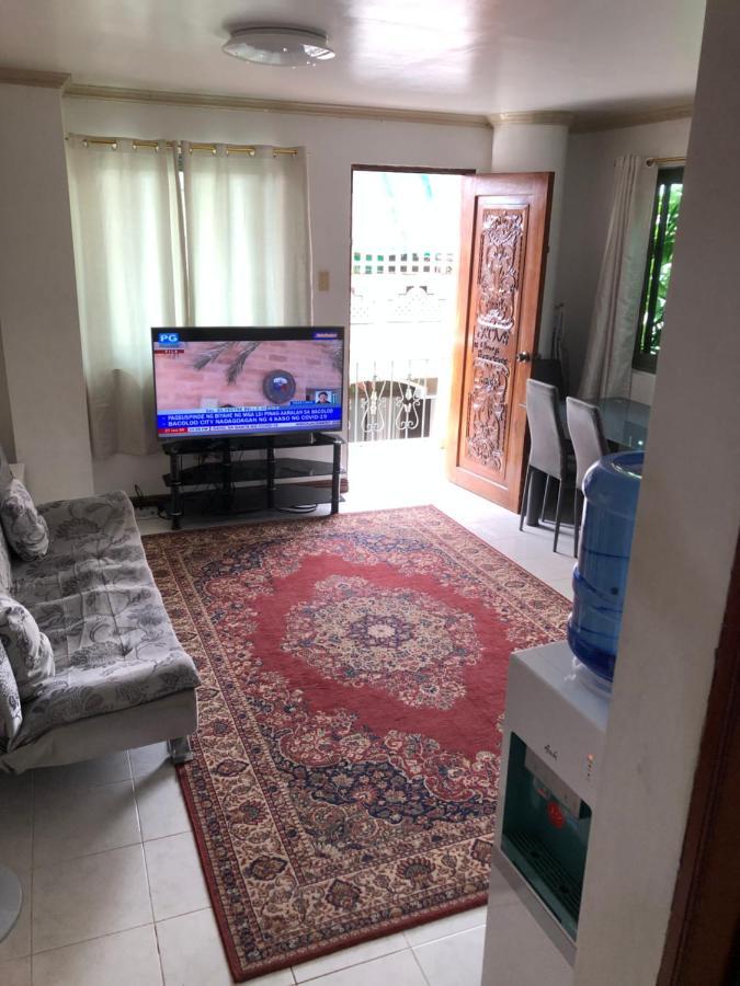 The Mansion - Backpackers Near Airport Apartment