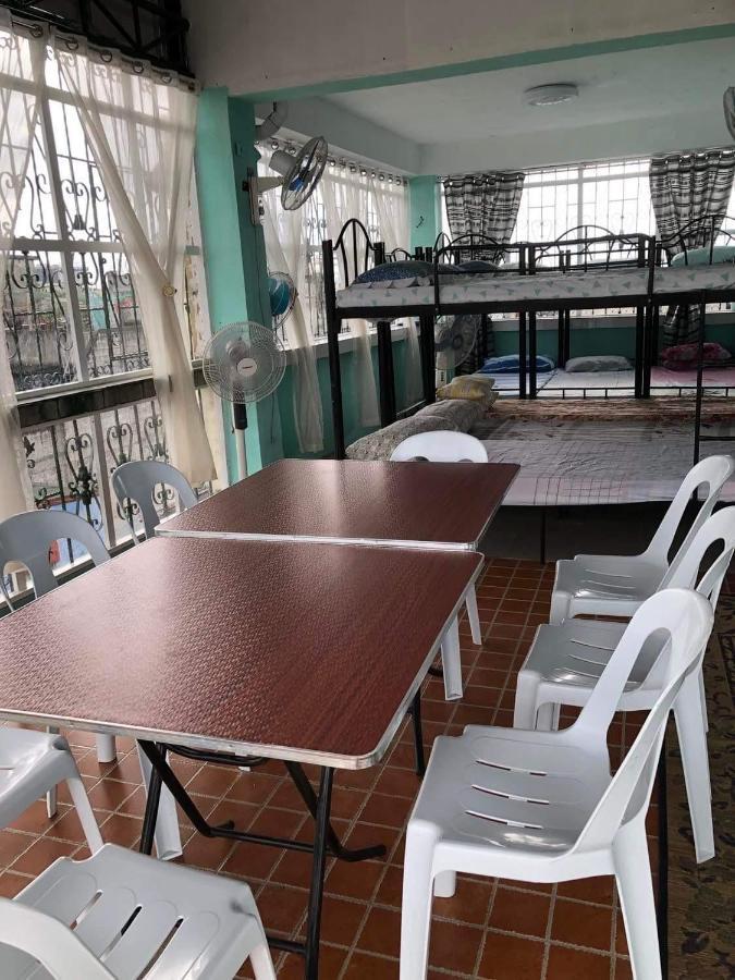 The Mansion - Backpackers Near Airport Apartment Manila