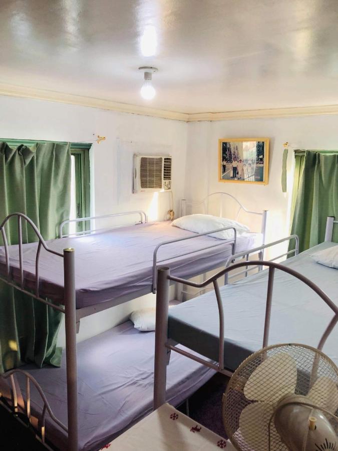 The Mansion - Backpackers Near Airport Apartment *