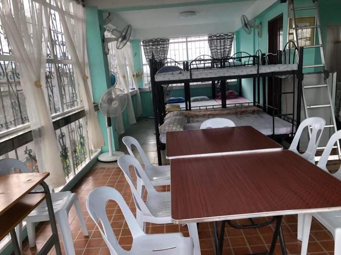 The Mansion - Backpackers Near Airport Apartment *