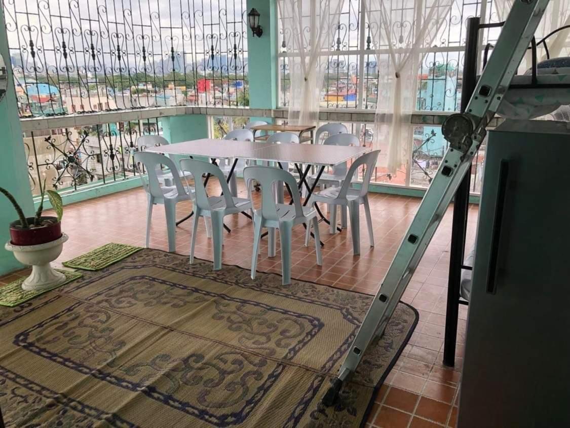 The Mansion - Backpackers Near Airport Apartment