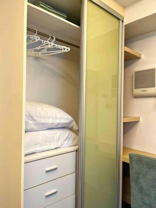 Apartment Modern 2-bedroom For 5 Across Moa Manila