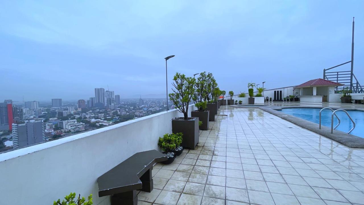 Apartment Along Tomas Morato W/ Wifi Smarttv & Karaoke *