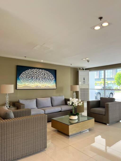 Modern 2-bedroom For 5 Across Moa Apartment Manila