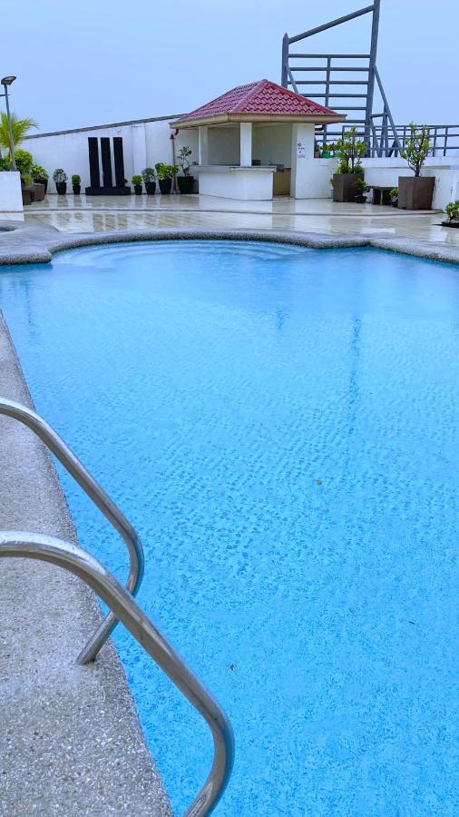 Along Tomas Morato W/ Wifi Smarttv & Karaoke Apartment
