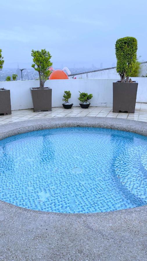 Along Tomas Morato W/ Wifi Smarttv & Karaoke Apartment *