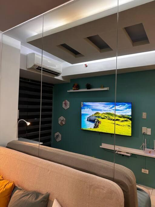 Urban Luxe: Mall Of Staycation Apartment
