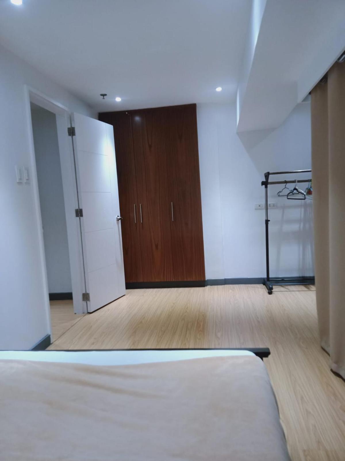 2 Bedrooms Units Forbes Area 5th Avenue Bgc Center * Manila