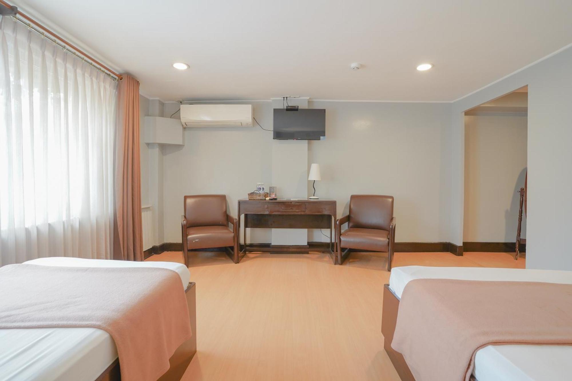Arzo Hotel Manila