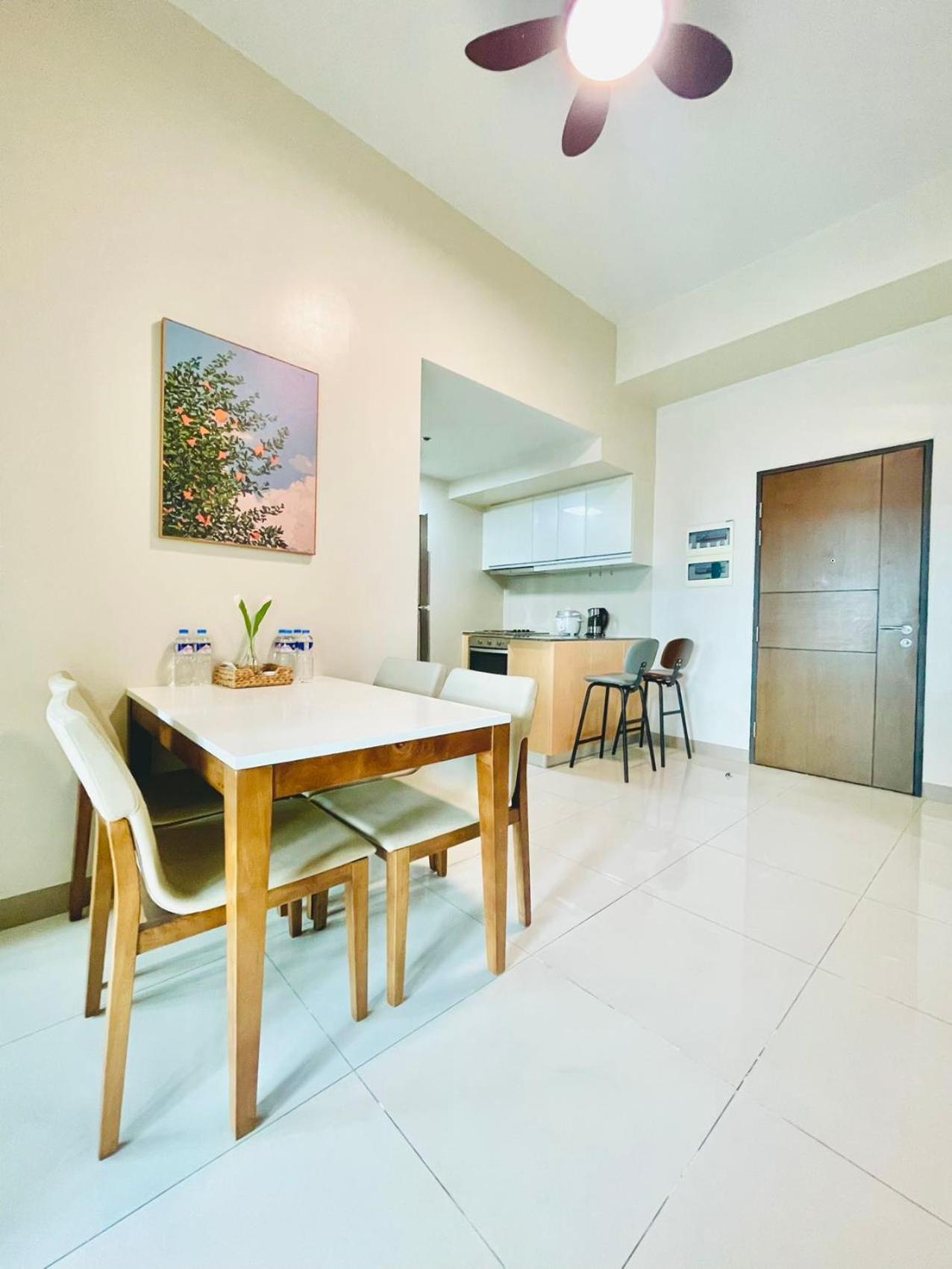 1 Queen Bed & 2 Double Beds At One Uptown Residences With Xbox And Netflix Apartment Manila