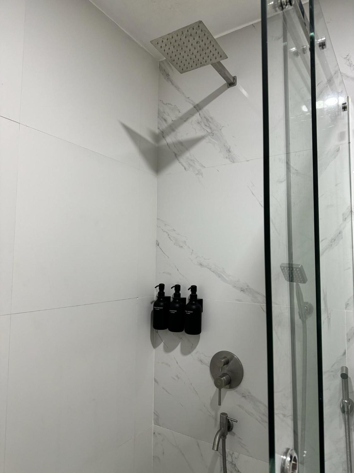 Stylish Staycation Near Bgc W/ Cinema Apartamento