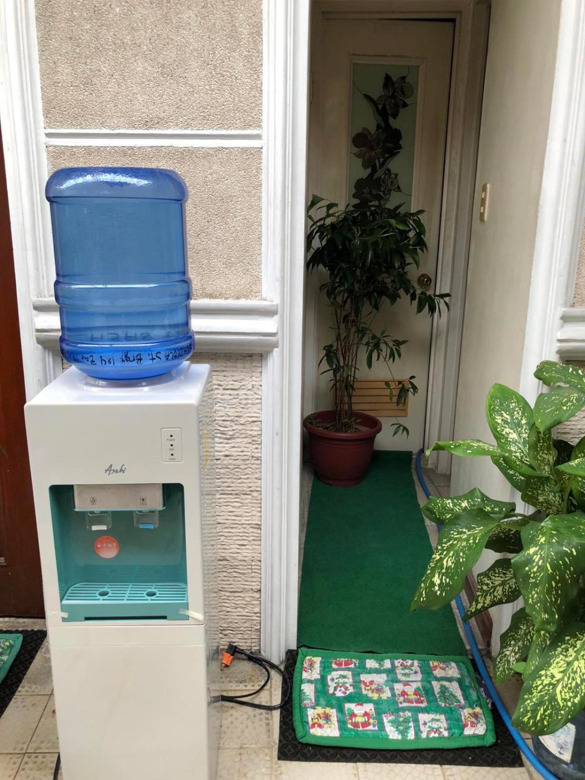 The Mansion - Backpackers Near Airport Apartment