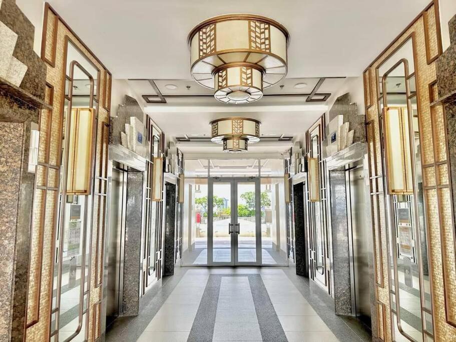 Elegant & Spacious Two-Bedroom Condo At Torre De Manila Condo With Breathtaking Views, Perfect For Relaxation & Comfort Apartment