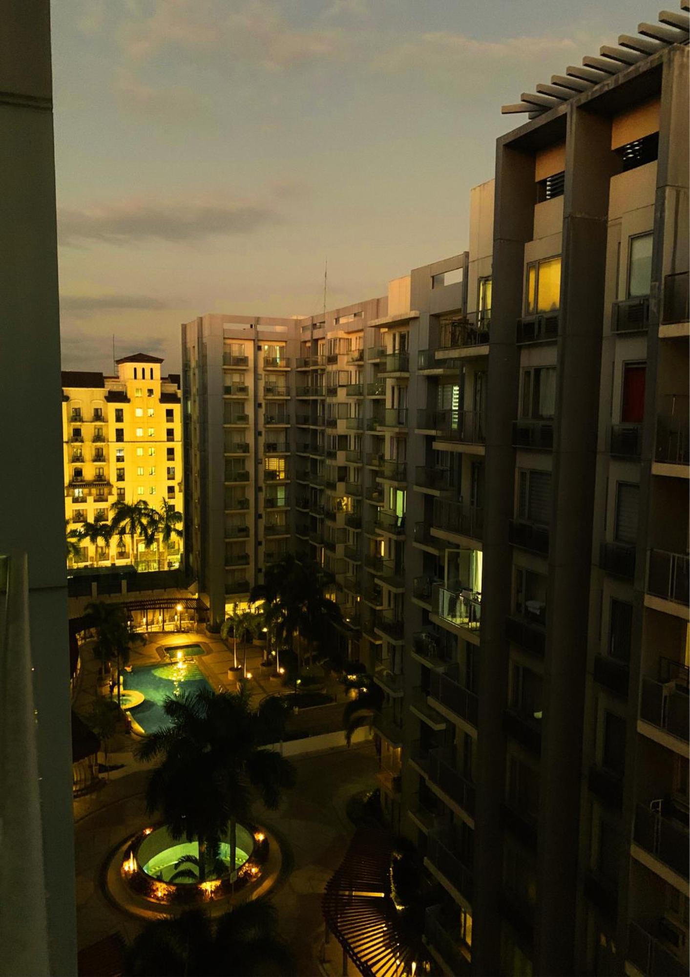 One Palm Tree - 9th Fl With Balcony - Across Terminal 3 Airport Apartment *