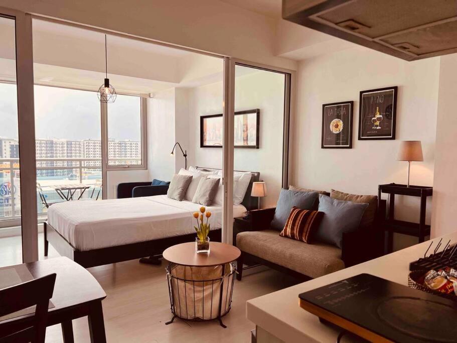 One Elegant 1bhk With View In Azure Urban And Residences Manila