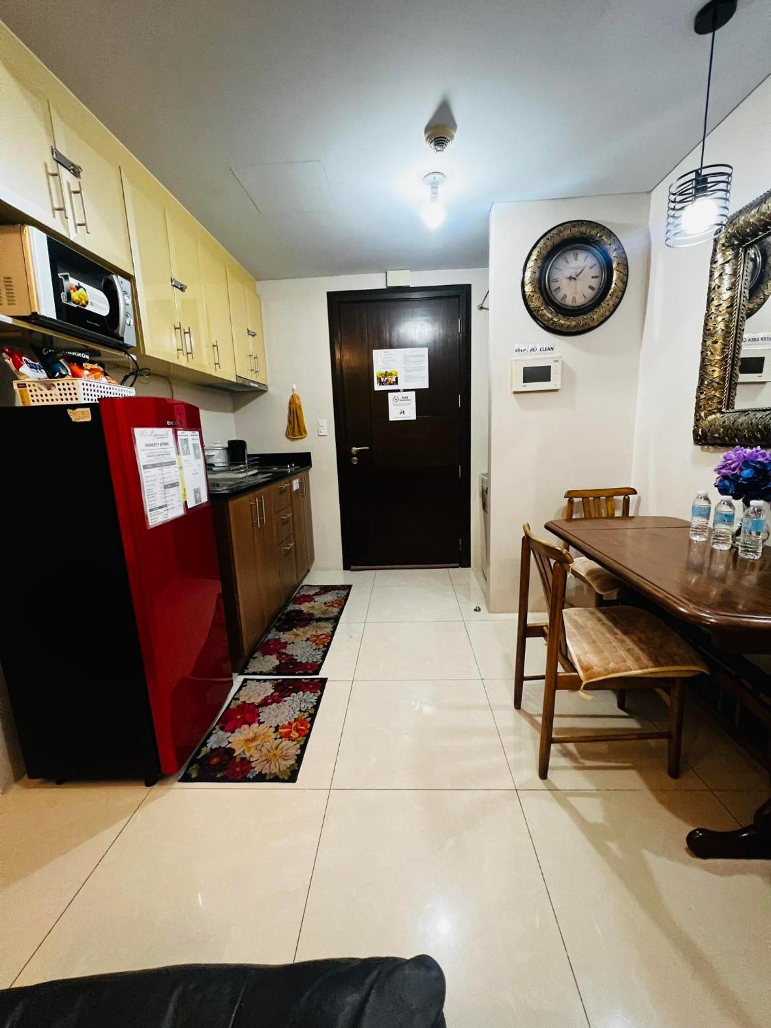 One Palm Tree - 9th Fl With Balcony - Across Terminal 3 Airport Apartment *