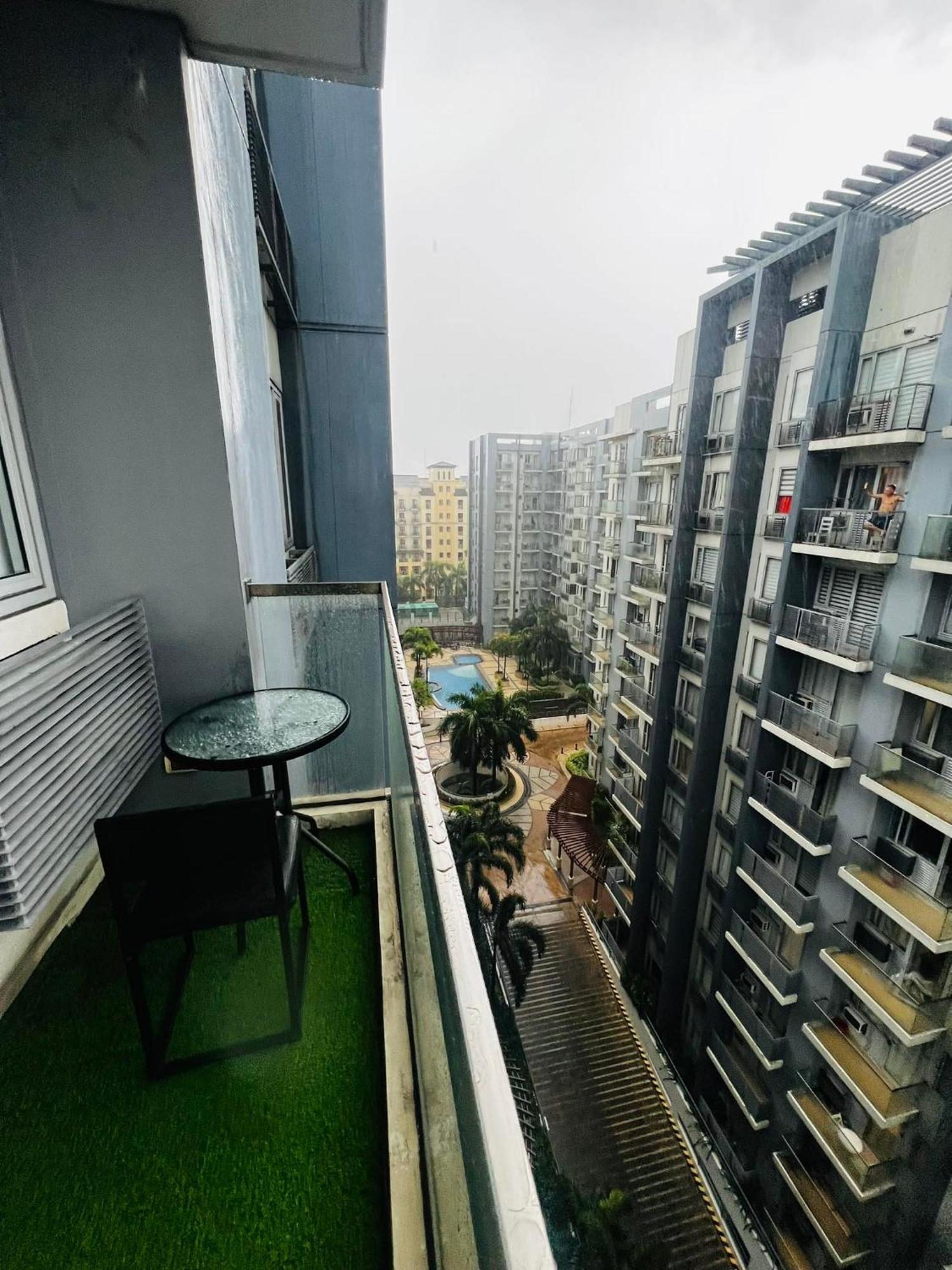 One Palm Tree - 9th Fl With Balcony - Across Terminal 3 Airport Apartment
