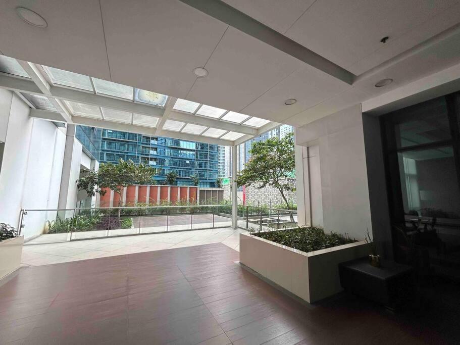 Apartment 1-bedroom Glass View Beside Grand Hyatt Bgc *