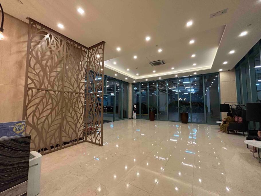 1-bedroom Glass View Beside Grand Hyatt Bgc *