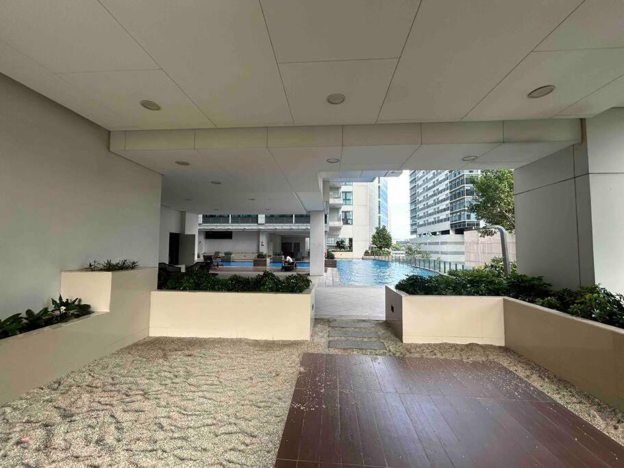 1-bedroom Glass View Beside Grand Hyatt Bgc * Manila