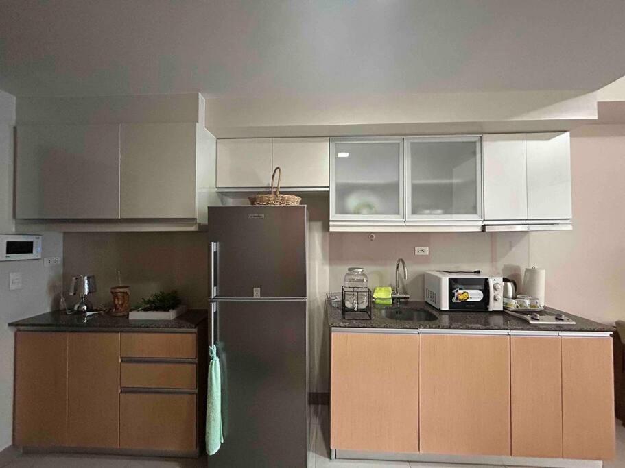 1-bedroom Glass View Beside Grand Hyatt Bgc Apartment *